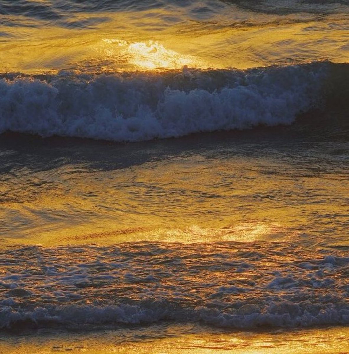 gel senle şöyle bir ege’ye gitmeyelim mi 
yollarda şarkılar söyleyip gülmeyelim mi