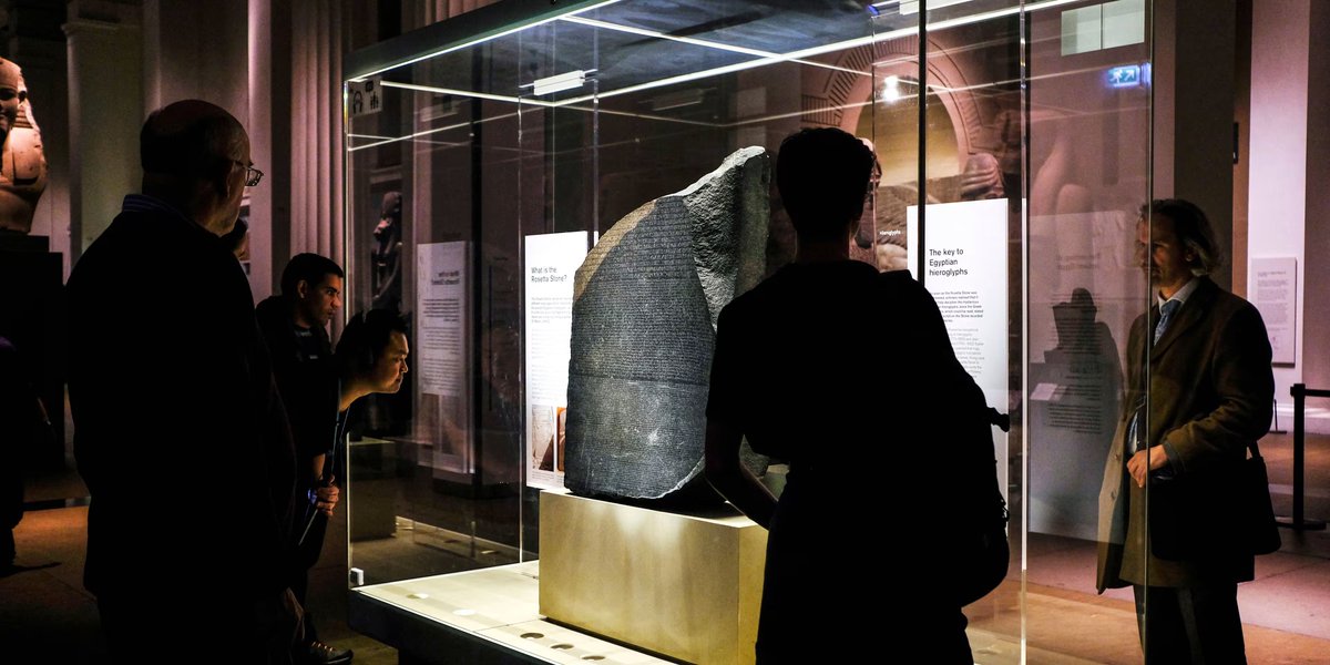 pradhom's tweet photo. ที่น่าสนใจคือ หลังการเปิดตัว #GrandEgyptianMuseum ในฐานะพิพิธภัณฑ์ที่ใหญ่ที่สุดในโลก รัฐบาลอียิปต์ได้ทำการทวงคืน ศิลปวัตถุชิ้นสำคัญ ได้แก่ ศิลาโรเซตตา (Rosetta Stone) จักรราศีแห่งเดนเดรา (Dendera Zodiac) และรูปครึ่งตัวเนเฟอร์ติติ (Bust of Nefertiti) กลับสู่มาตุภูมิ #เม้าตึก (1) https://t.co/EEtQzXfTbW