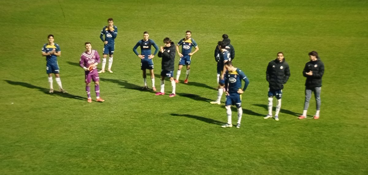 Los únicos que vinieron a agradecer la presencia de la afición desplazada al partido de Copa. <a href="/RCDEspanyol/">RCD Espanyol de Barcelona</a>

Gracias.

Manolo y el resto de jugadores ni aparecieron. Detalles.