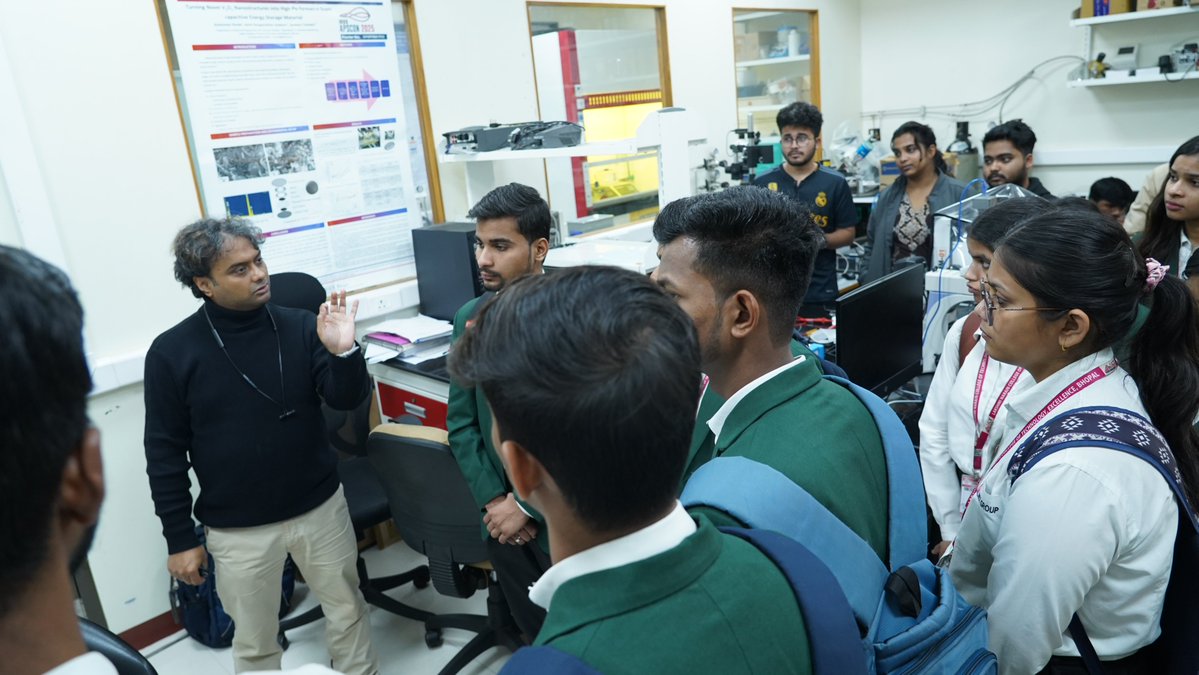 CS2_IISERB's tweet image. The CS2-IISERB hosted students and faculty from Lakshmi Narain College of Technology &amp;amp; Science (LNCTS), Bhopal, for a scientific exposure. This visit included research insights from Dr Sukarn Agarwal and Dr Priyadarshi Mukherjee, followed by a guided tour of the EECS Labs.