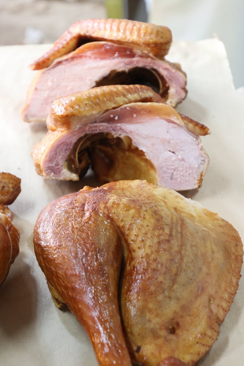 クリスマスを前に、滝上町七面鳥生産組合による七面鳥燻製作りが農産品加工研究センターで４日にスタートしました。
　今年の七面鳥は昨年同様、大き目に育ち、燻製は脂がのってジューシーな味わいに仕上がっているということです。
　注文は同組合のHPをご確認ください。
#クリスマスには七面鳥