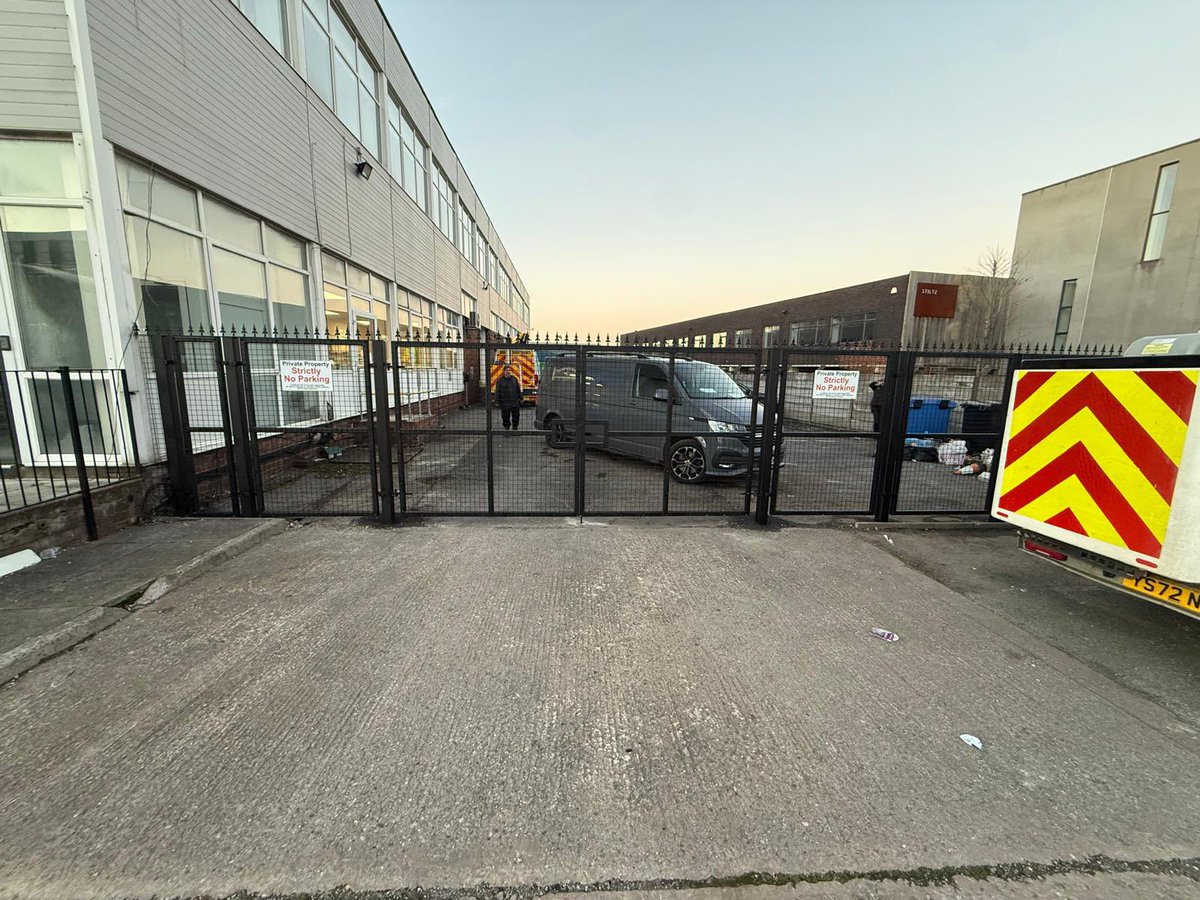 AutoSupplyLtd's tweet photo. ❌🚧 NEW PERIMETER SECURITY FENCING &amp; GATES INSTALLED 🚧❌

We’ve just upgraded this office car park perimeter with high-strength, custom-built steel security fencing and gates — designed for maximum protection, durability and a clean, modern look! 😎 

@fh_brundle https://t.co/lvrHYsjgeB