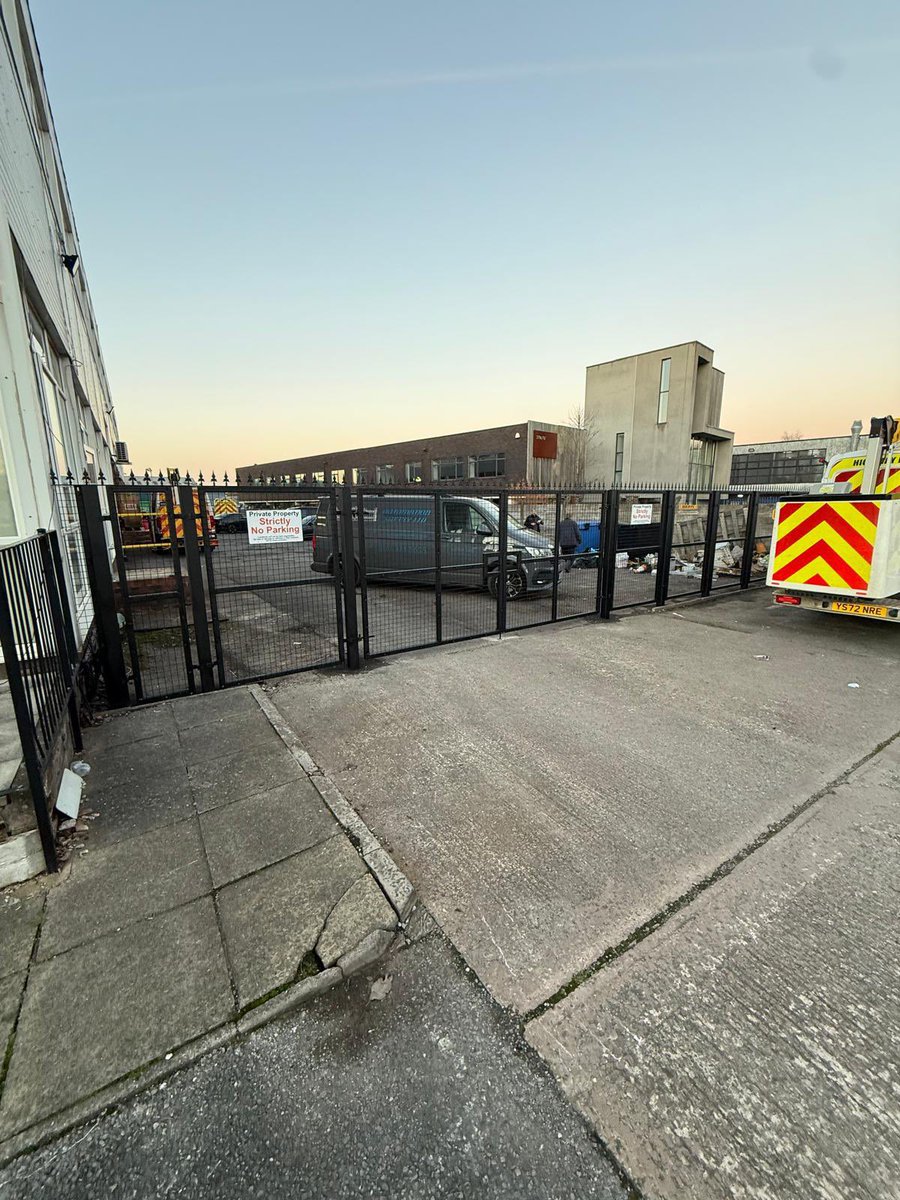AutoSupplyLtd's tweet photo. ❌🚧 NEW PERIMETER SECURITY FENCING &amp; GATES INSTALLED 🚧❌

We’ve just upgraded this office car park perimeter with high-strength, custom-built steel security fencing and gates — designed for maximum protection, durability and a clean, modern look! 😎 

@fh_brundle https://t.co/lvrHYsjgeB