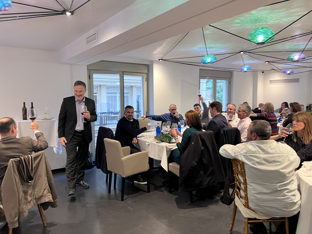 Ayer celebramos nuestra tradicional comida de Navidad y que, este año, ha sido todavía más especial. 🎄

Un momento para reflexionar sobre este 2025 y los tiempos que vienen y también para compartir alegrías.

Además, despedimos a Javier Botella por su jubilación. ¡Enhorabuena!