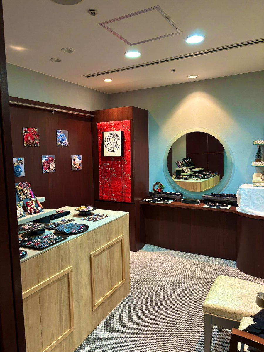 sa9yura's tweet photo. 今週の日曜日は、ホテルアソシア豊橋にて、出店です✨クリスマスプレゼントにもぴったりな、つまみ細工のアクセサリーもあります✨ https://t.co/hcDPQDIbCS