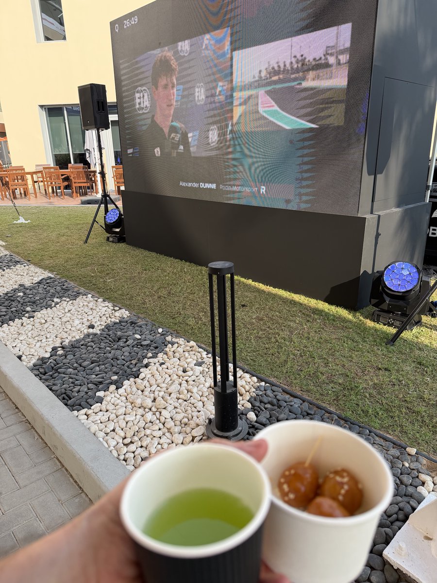 Abū Dabī GP piektdiena: no runām pie darbiem! T1 NOR ātrākais un izskatījās ļoti labi, VER gan cieši seko, kamēr PIA nav pat iesvīdis vēl un noteikti būs soli aiz konkurentiem.
Tikmēr paddokā visi bauda F1 epicentra tuvumu un vietējos labumus: pončikus glazūrā ar citronūdeni.