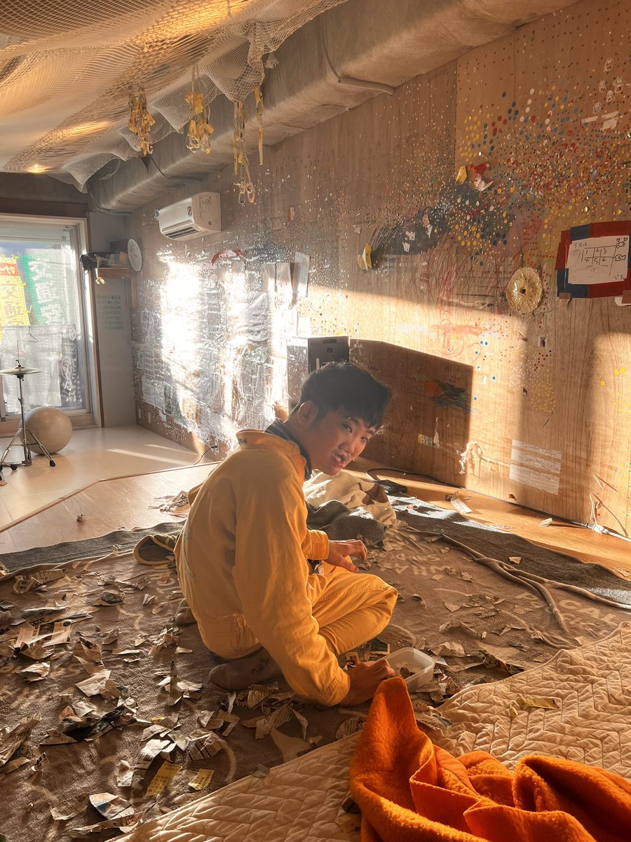 クリエイティブサポートレッツを訪れ、言葉ではすくいきれない表現の深さに心を奪われました。難解ゆえに魅力的で、生きることそのものが創造行為であると気づかされる、力強い時間でした。日本中の福祉に眠る軌跡と出会う旅。何がアリで、何がナシか。その境界はどこにあるのか。生きるとは何なのか。