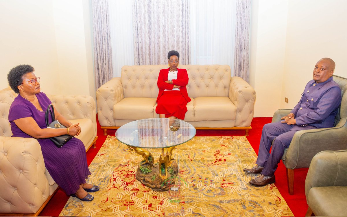 Dans le but de renforcer l'unité et le réseautage au sein de l'EAC, le Deuxième Vice-Président du <a href="/Burundi_senat/">Inama Nkenguzamateka</a>, Hon.Clotilde KAMPIMBARE vient de prendre l'avion à destination de la République de l'#Ouganda, #Kampala, où elle conduit une équipe de certains parlementaires et