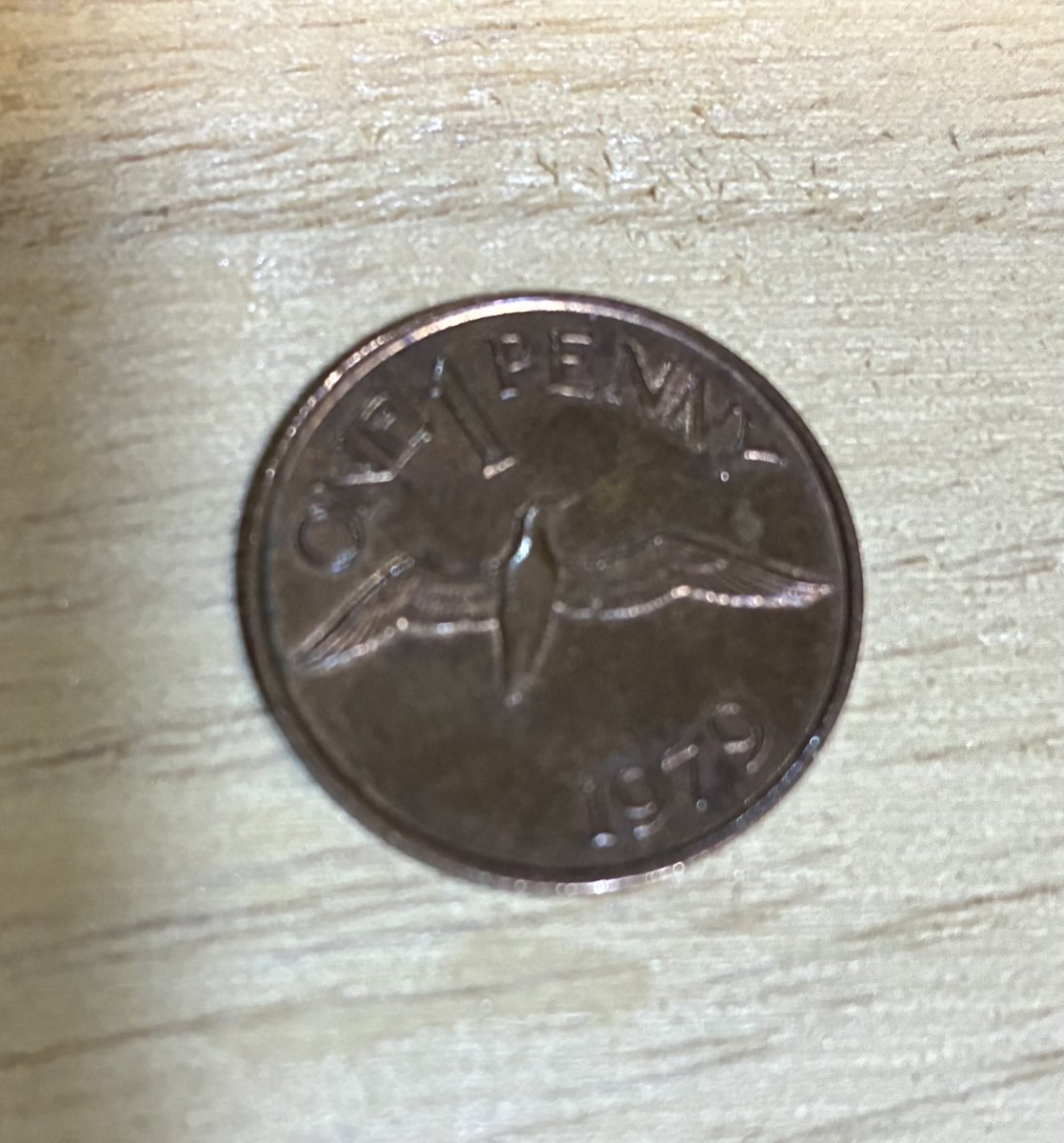 emuandM's tweet photo. 買い物して、千円札と10円玉2枚で会計しようとしたら、レジのお姉ちゃんが、
「お客様、コレは？」と戻されて、見たら
コレ。私はどこでこのコインを受け取った？でも何か意味があるかもなのでお守りにする。
#one penny
#ことわざ��塵も積もれば山となる https://t.co/vCV6BxhI9W