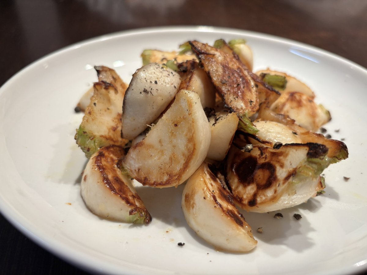 カブもらったらまずやるよね
これ切ったカブ水分切ってオリーブオイルと塩にまぶすのがいい

ほんとうめえからこれ！