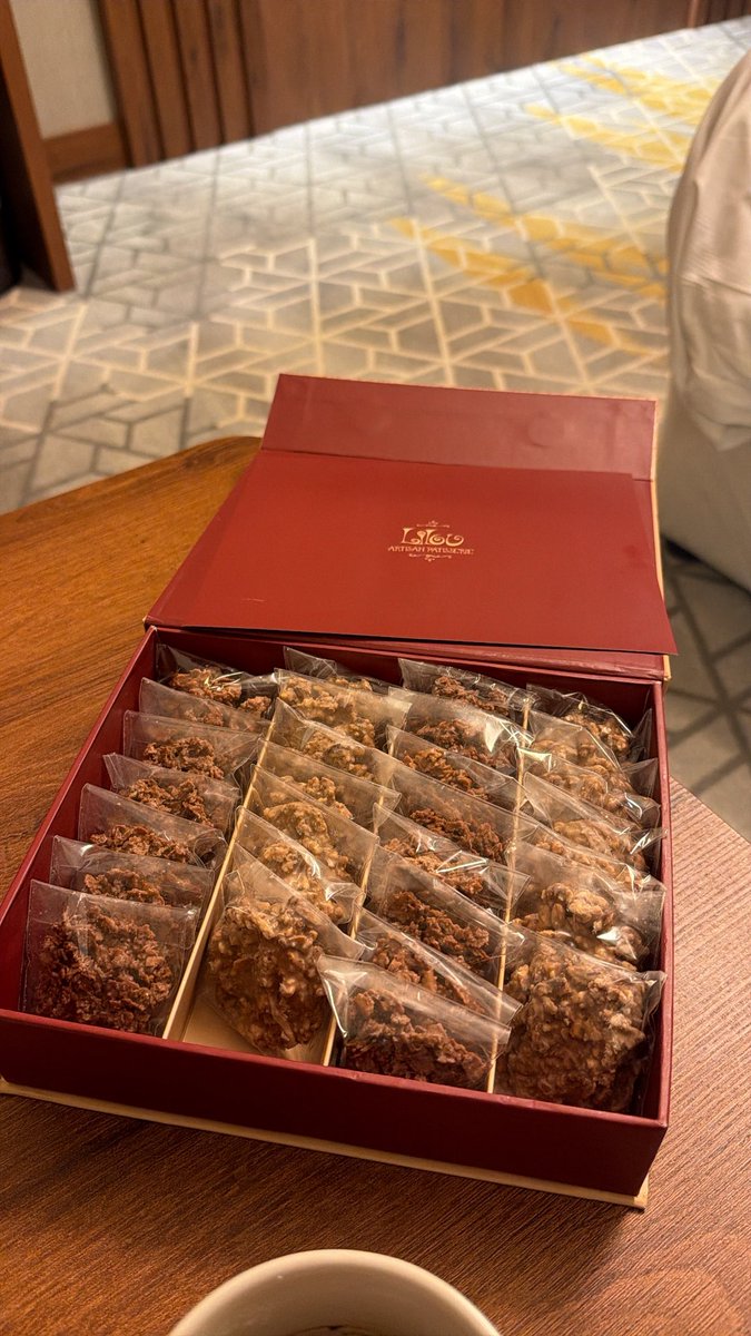 بوكس الحلى هذا من ليلو يجيكم بنكهتين تشوكلت وكيندر كرانشي لذيذ وينفع للطلعات او بالمكتب او حتى بالسفريات لانه كل حبه مغلفه لحالها ويطول معاكم فيه تقريباً 28 حبه🍫 موجود في ذا شفز📌