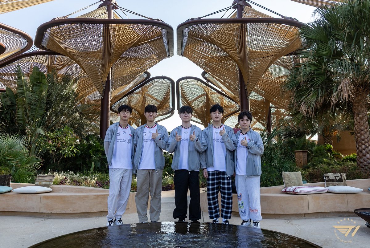 T1LoL's tweet image. T1 VACATION with @VisitRedSea 

T1, now in Dune skin!🏝️

#TogetherAs1 #TheRedSea @RedSeaGlobal