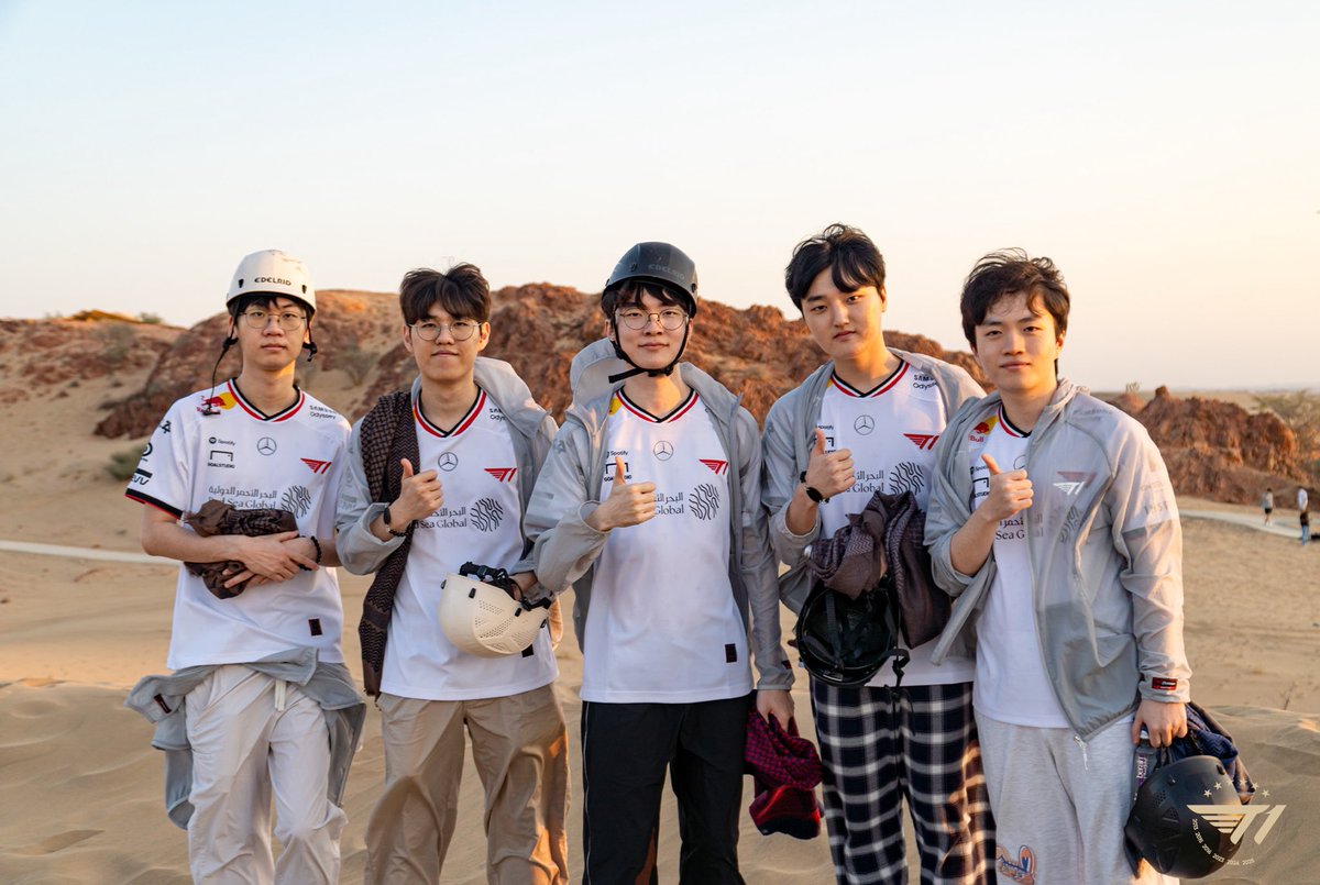 T1LoL's tweet image. T1 VACATION with @VisitRedSea 

T1, now in Dune skin!🏝️

#TogetherAs1 #TheRedSea @RedSeaGlobal