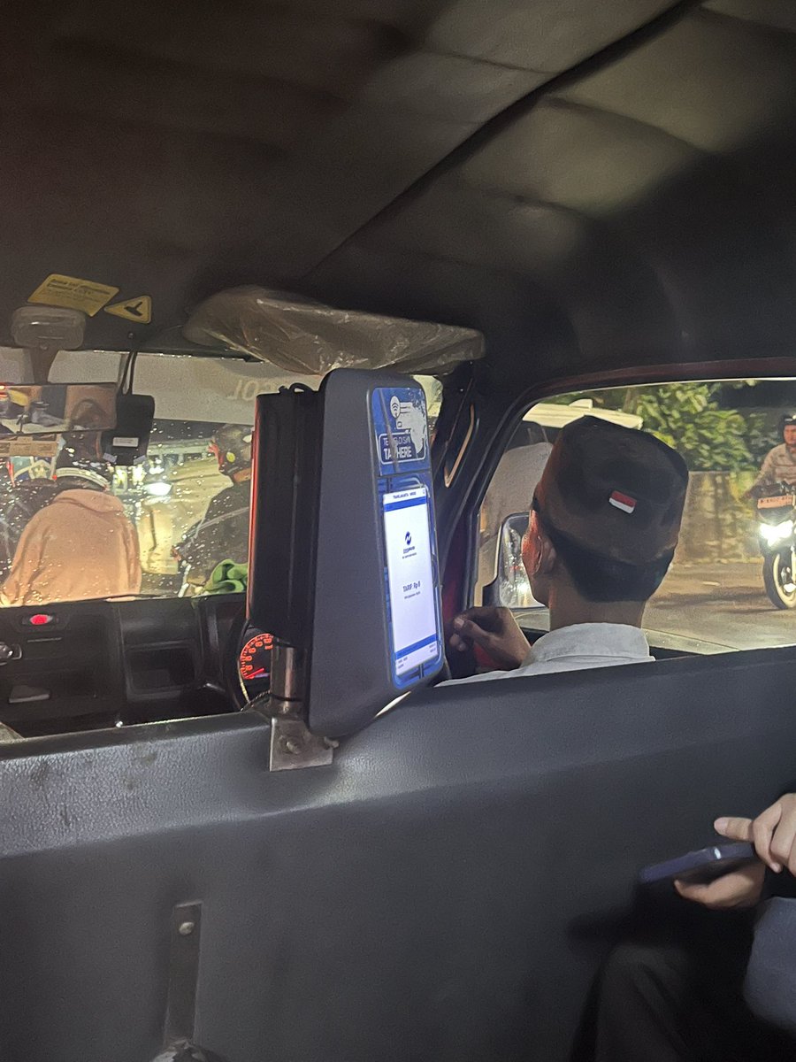 TOLONG YAAA PETUGAS JAKLINGO SUPIR INI PARAH BGT SIFATNYA <a href="/PT_Transjakarta/">Transportasi Jakarta</a> , membentak org tua, serta tdk mau menurunkan tempat penumpang minta, KOCAK, serta ngebut ugal ugalan, KODE JAKLINGO JAK30- Plat Badan KWK-323, Plat Kendaraan B 2824 PV, di jam 18.33, TOLONG DI SELIDIKI