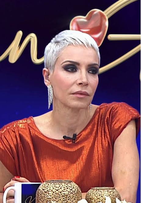 Kızlaaaarr bi bakın. 
Öykü neden yarışmacılara laf sokma tribine girmiş? Eskiden bu kadar sık yapmazdı. Her kritik “bana değil birbirinize anlatın” “ayla!” “Evet belis” demesiyle geçiyo. 
#kısmetseolur