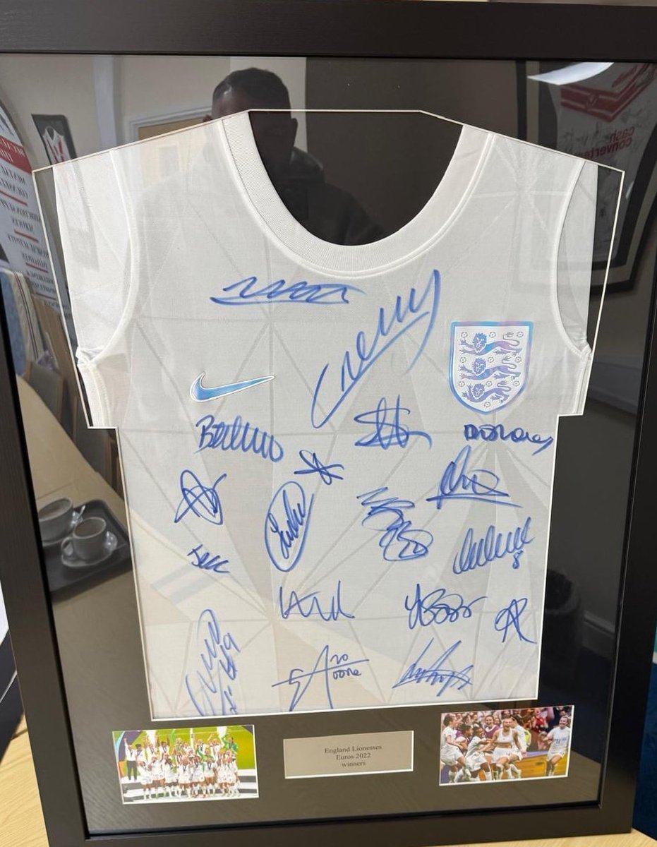 (Thank you to Josh from our Adults for kindly donating)
ENGLAND LIONESSES EURO 2022 WINNERS SHIRT
Signed by 16 players from the historic squad!
This is your chance to own a piece of football history while supporting our club.
Please check your emails for info on how to make a bid