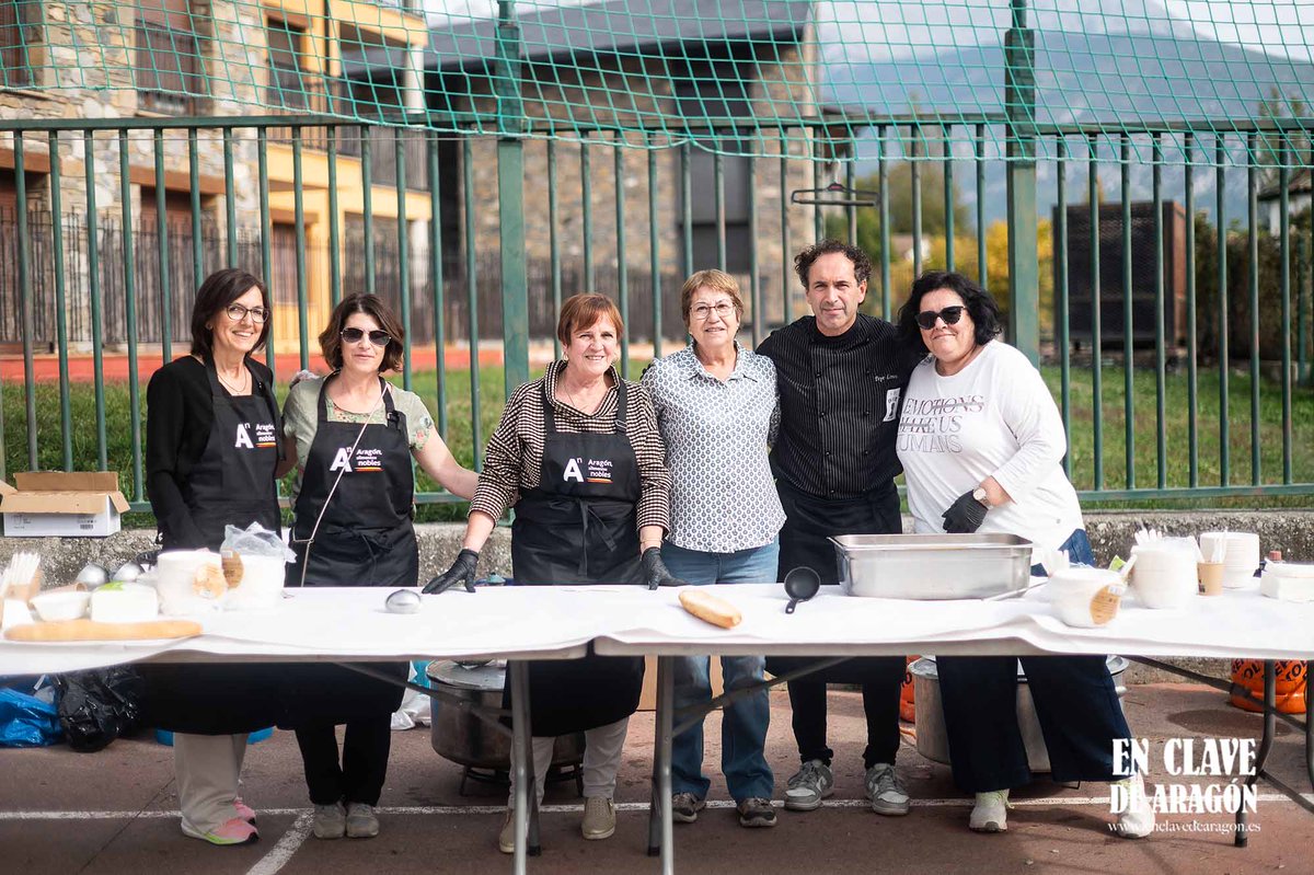 En el IX Festival En Clave de Aragón de Campo disfrutamos de la Caldereta Popular con Ternasco de Aragón I.G.P. de Casa de Ganaderos, elaborada por el chef Pepe Lemos. 
Gracias a José Fernández Catering por su excelente servicio y a todos los voluntarios que lo hacen posible.