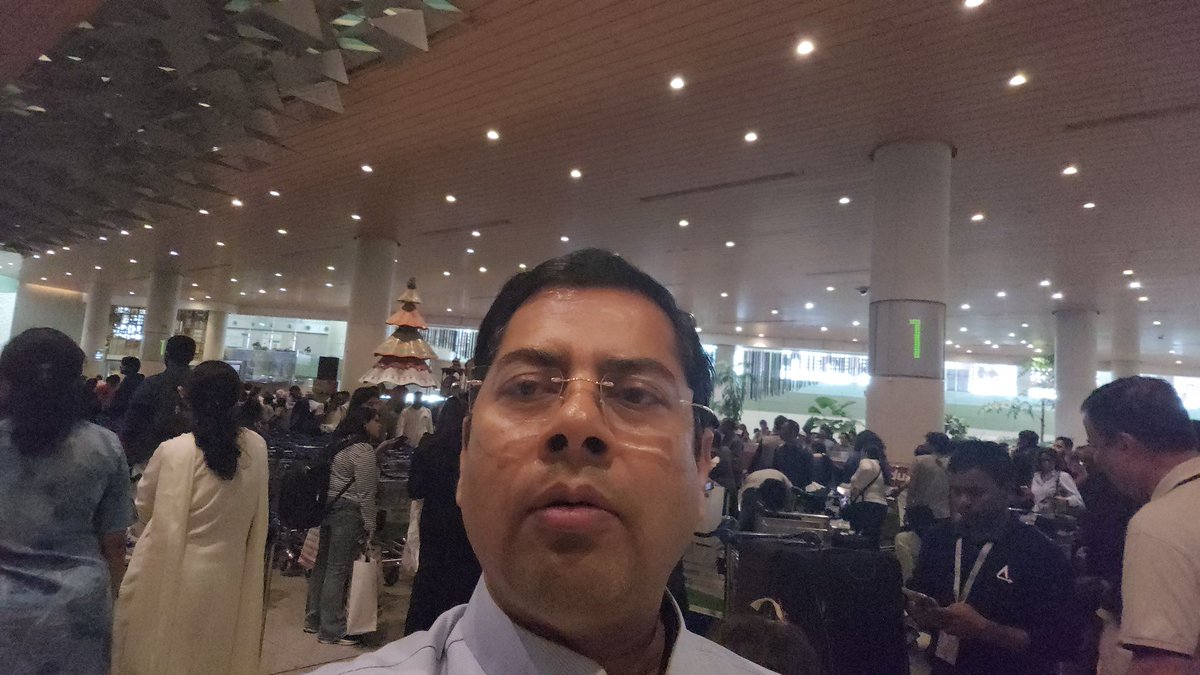AdvRameshT's tweet photo. Shocking scenes at Mumbai Airport today.
IndiGo cancelled most flights without any prior notice, leaving hundreds of innocent passengers stranded.

Senior citizens, children, and sick passengers are suffering for hours with no support. https://t.co/ktI7UD8jFd