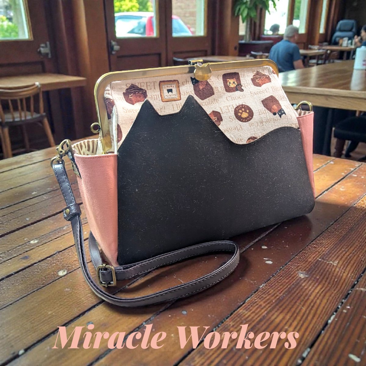 甘い香りがしてきそうなショコラ猫柄のがま口ショルダーバッグ 可愛い