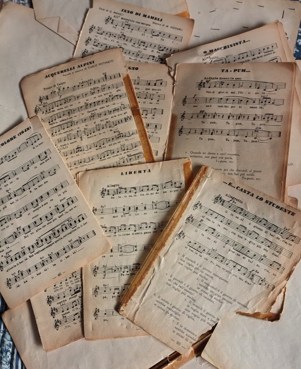 Gianna2119's tweet image. #PMJWeeklyChallenge
#Remnants 
@pmj_photos 
Little songbook by of my great-grandma. It's ruined but i promise to fix It.
I can't find the publication date. Maybe the first years of the 1900s.