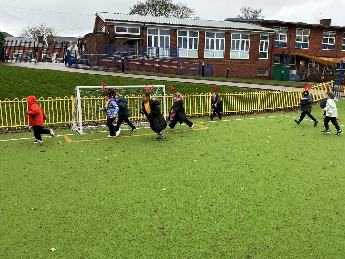 StMaryB17's tweet photo. Smiles and cheers all around for the #RudolphRun! #Y1F love their new reindeer antlers! Thank you #BirminghamHospice and to all parents for sponsoring us! π¦πββοΈπββοΈπ https://t.co/WSploVdjfV