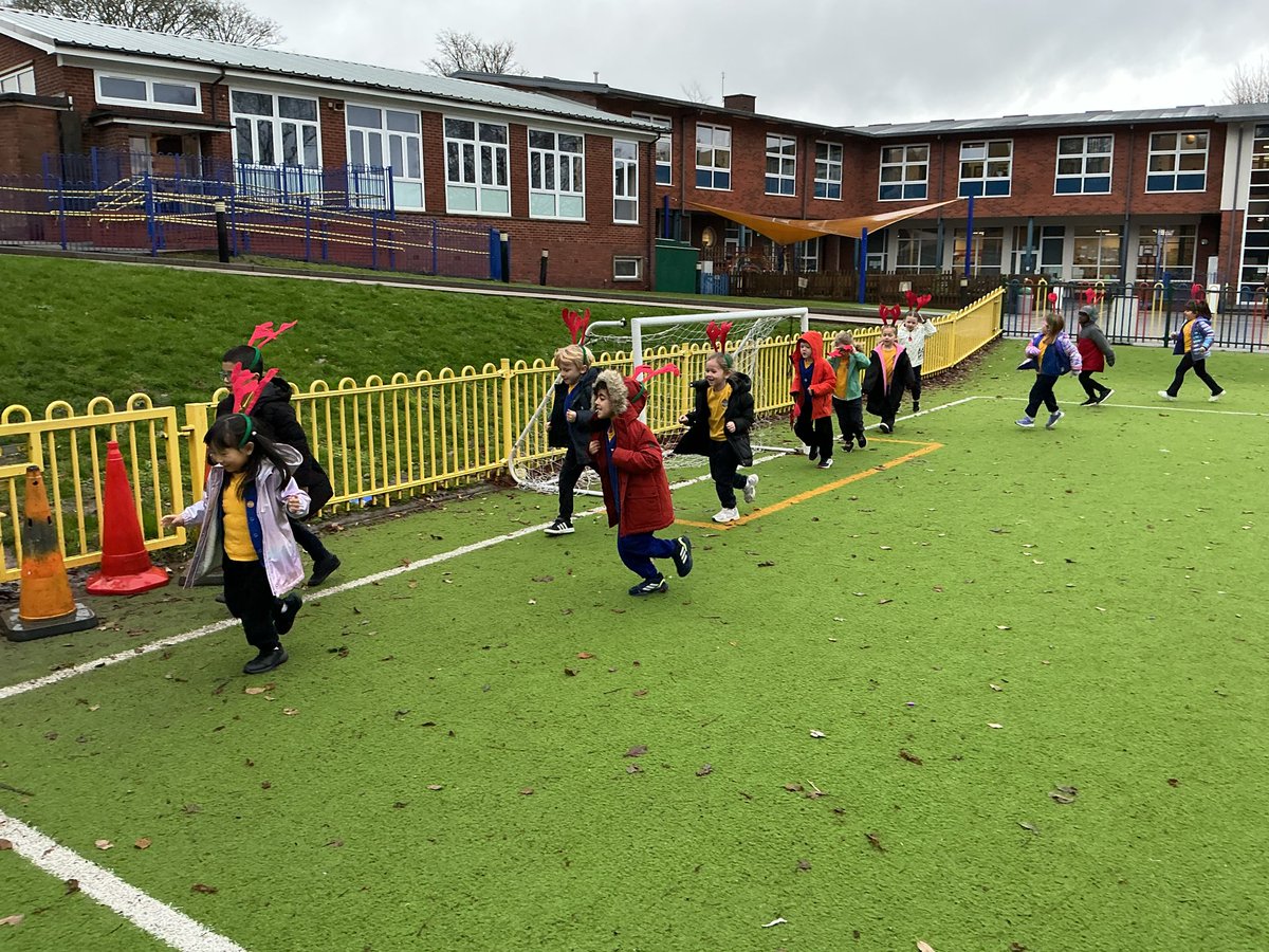 StMaryB17's tweet photo. Smiles and cheers all around for the #RudolphRun! #Y1F love their new reindeer antlers! Thank you #BirminghamHospice and to all parents for sponsoring us! π¦πββοΈπββοΈπ https://t.co/WSploVdjfV