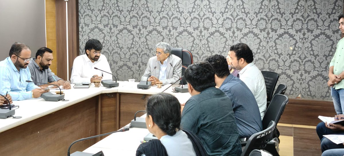 collectorkheda's tweet photo. આજે ખેડા જિલ્લાના કપડવંજ ખાતે માન. પ્રભારી સચિવશ્રી મીણા સાહેબની અધ્યક્ષતામાં કપડવંજ સબ ડિવિઝનના અધિકારીઓ સાથે  વિસ્તૃત સમીક્ષા બેઠક યોજી. તેમણે કપડવંજ S.T. ડેપોની પણ મુલાકાત લીધી અને  જરુરી માર્ગદર્શન પૂરું પાડ્યું. https://t.co/HOTZIWLFFD