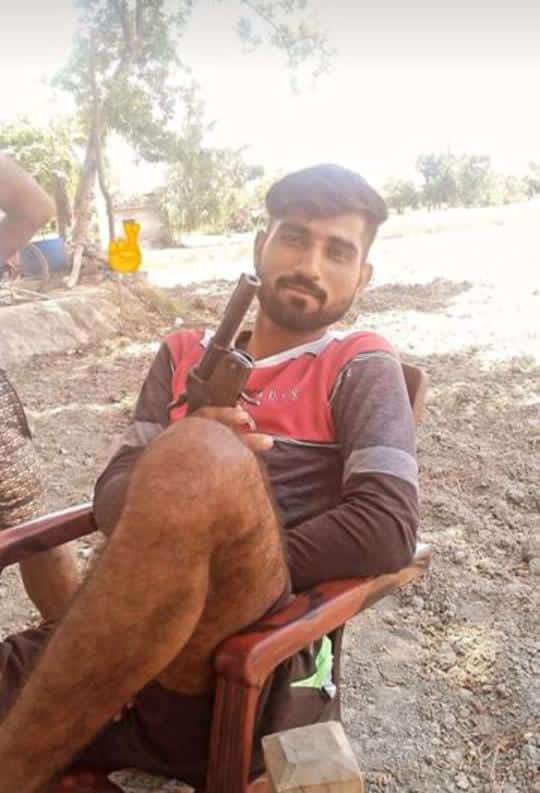 #उन्नाव में युवाओं में अवैध कट्टा के साथ सोशल मीडिया पर फोटो पोस्ट की जा रही है आखिर ये अवैध  कट्टा कहां से आ रहे  बिहार थाना क्षेत्र के  गांव बिडारमऊ रिशु शुक्ला अवैध असला के साथ फोटो सोशल मीडिया पर वायरल <a href="/unnaopolice/">UNNAO POLICE</a>
<a href="/Uppolice/">UP POLICE</a>