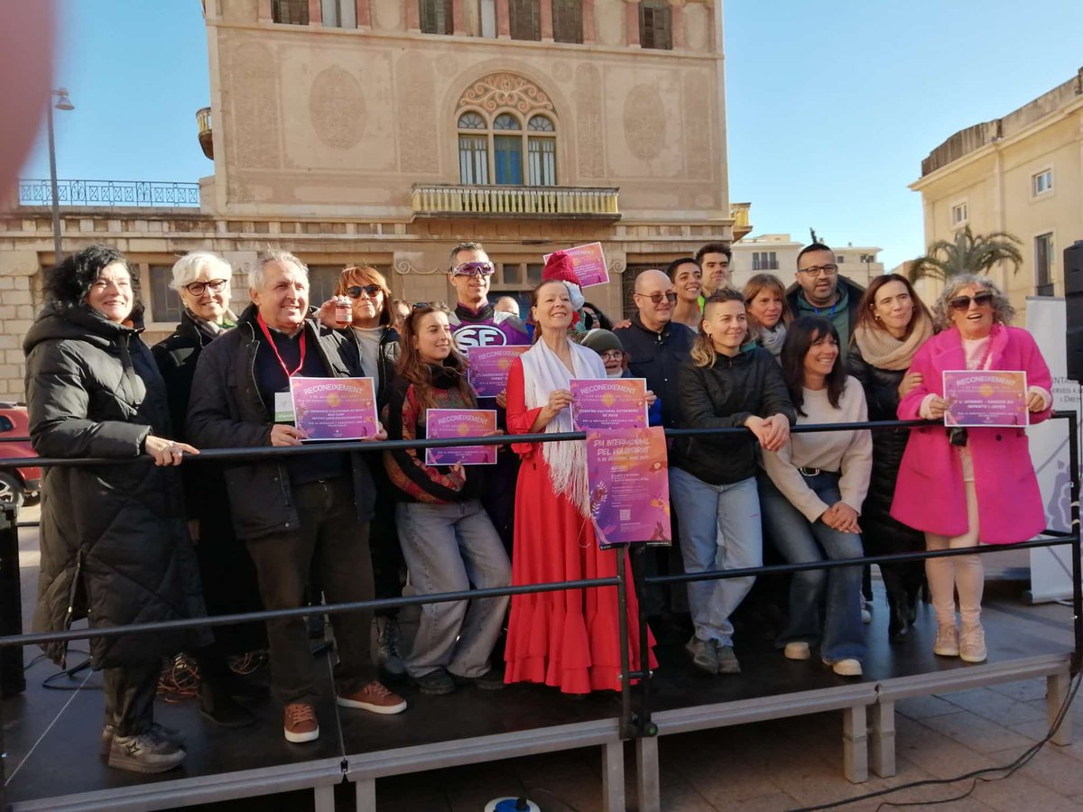 📅 Avui, amb motiu del Dia Internacional del Voluntariat, som davant del Mercat Central de Reus amb una taula informativa 💙🙌. 

Ens hi trobaràs al carrer Josep Sardà i Cailà, s/n, juntament amb altres entitats del municipi 🤝✨

Vine i celebra el voluntariat amb nosaltres! 💛