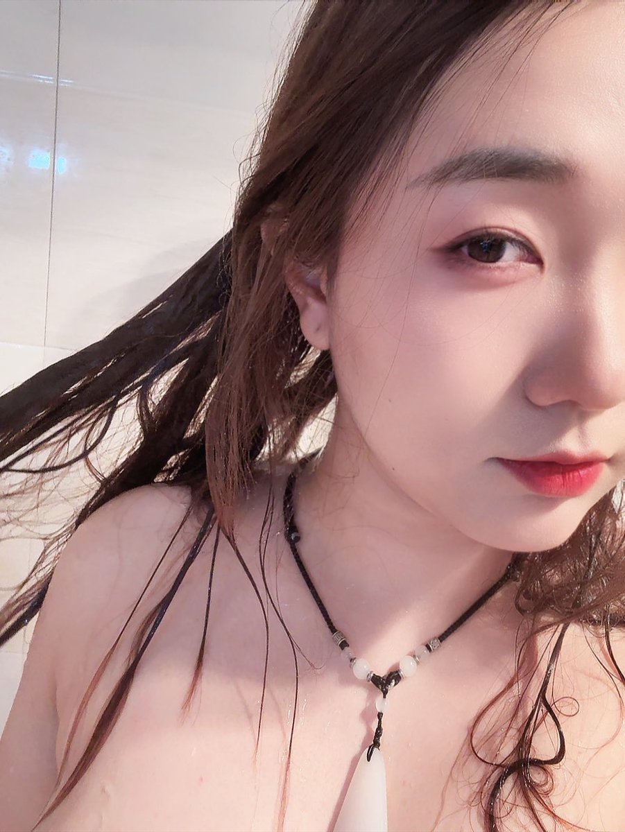 LAN_VVV's tweet photo. 洗澡的时候也是美女呀 https://t.co/XW0HhfoupJ