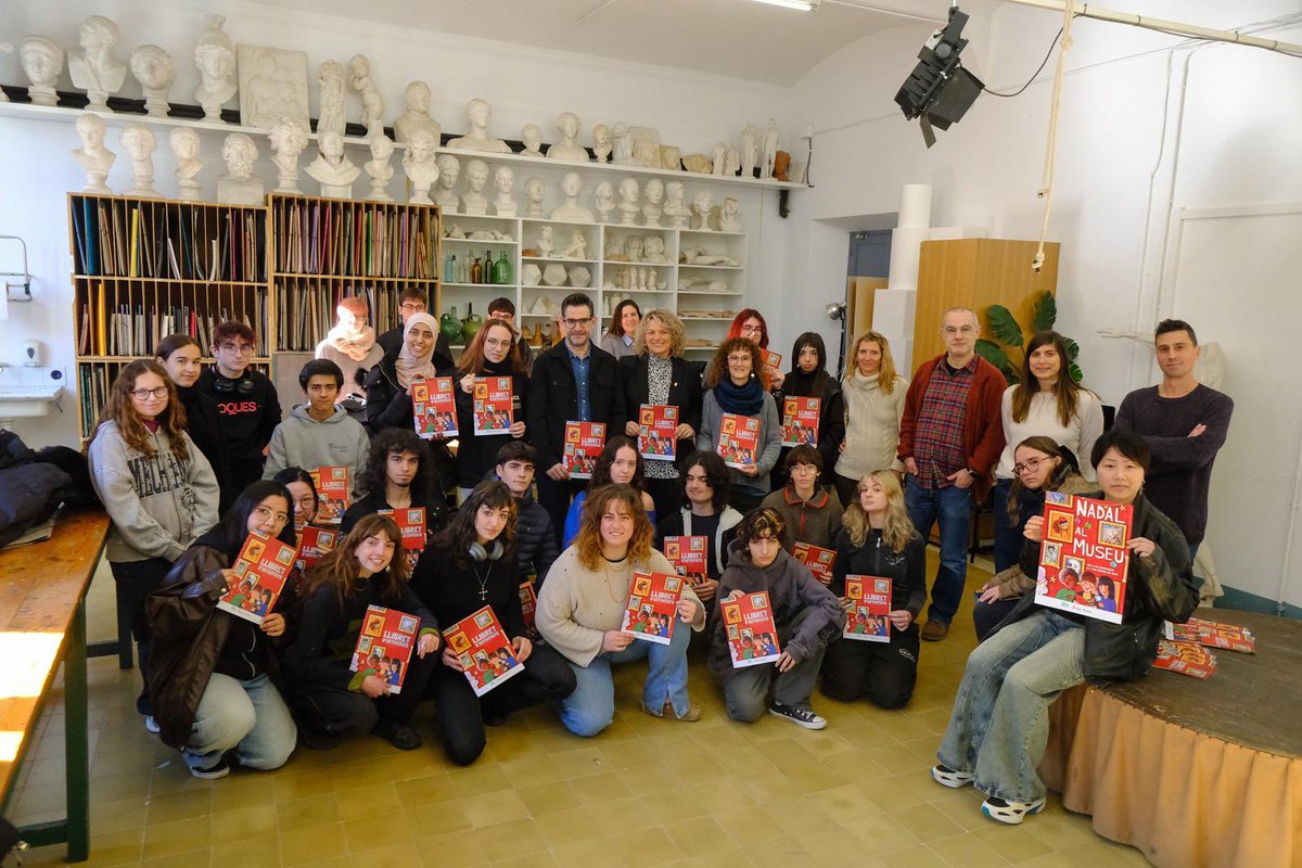 🎄Presentem l’1️⃣1️⃣a edició de la campanya Nadal al Museu.

👩‍🎨 Els alumnes del cicle formatiu superior de l’Escola d’Art d’Olot han dissenyat el cartell i un llibre joc personalitzat per a cada un dels 26 museus de la Xarxa Territorial de Museus de les Comarques de Girona

🗓️Del 6
