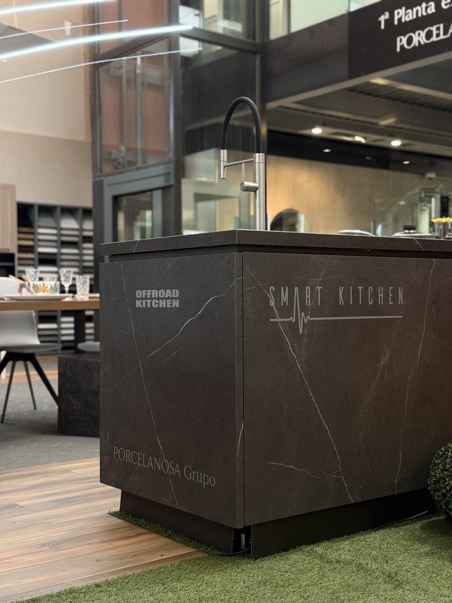 La #OffroadKitchen de <a href="/Porcelanosa_es/">Porcelanosa</a> está pensada justo para eso: materiales resistentes a cualquier clima, sin perder belleza, que no requieren mantenimiento y una funcionalidad que acompaña cada plan ❤️‍🩹
Un espacio creado para disfrutar más y preocuparte meno 😎