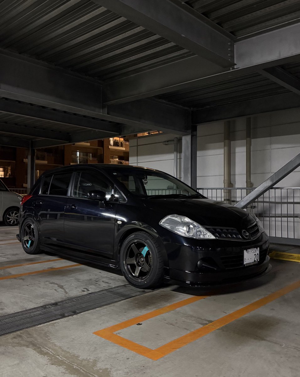 4h114.3を許さない。
パッと見かっこいいけど塗装やばいしまだ車高高いしリアタイヤフェンダーと当たってるし
アクスル降ってこないかな
(夜中の車いない時なので停め方許してね)