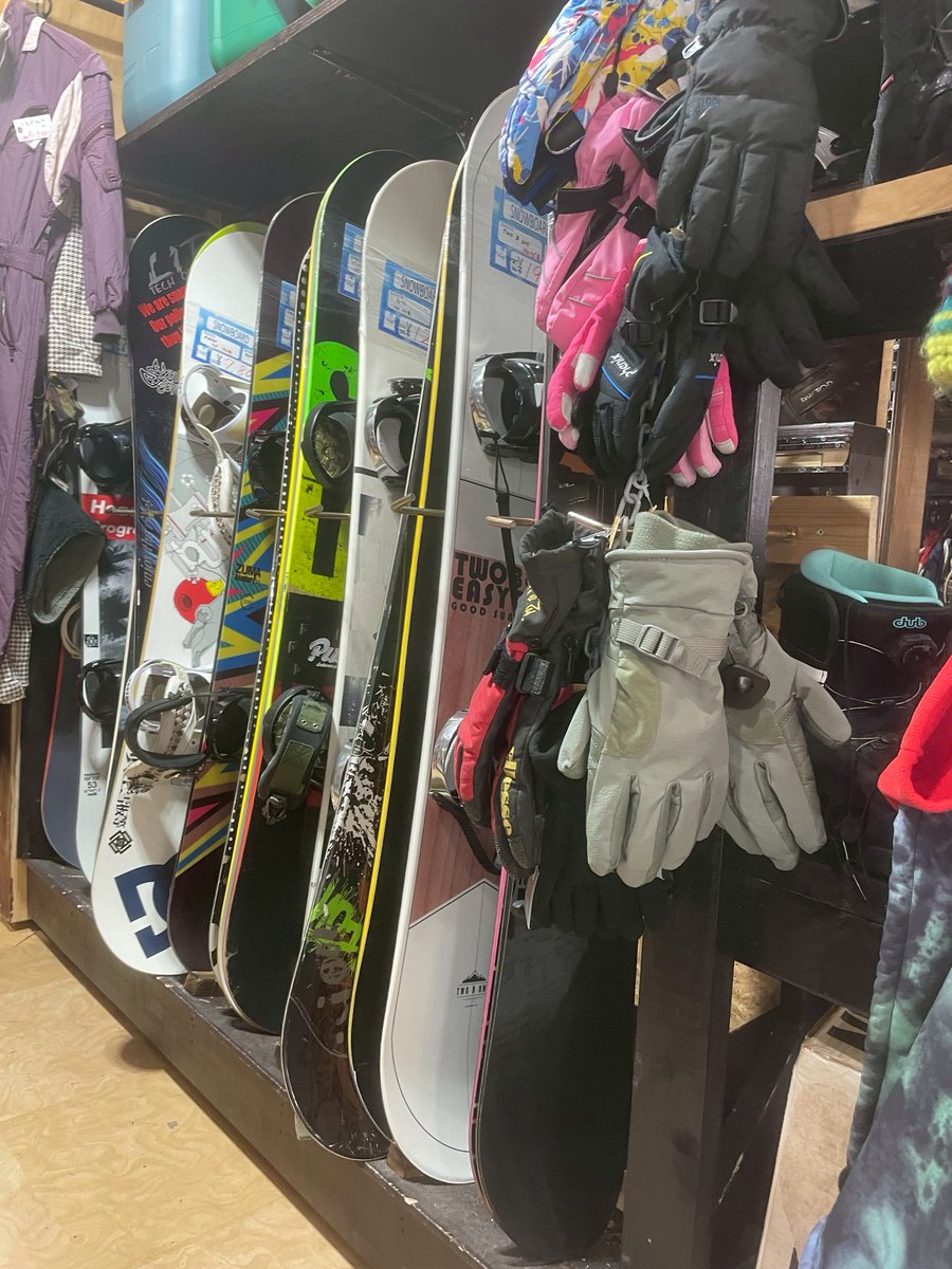 スポーツコーナーより お知らせです！ スノボ用品の販売を開始しました