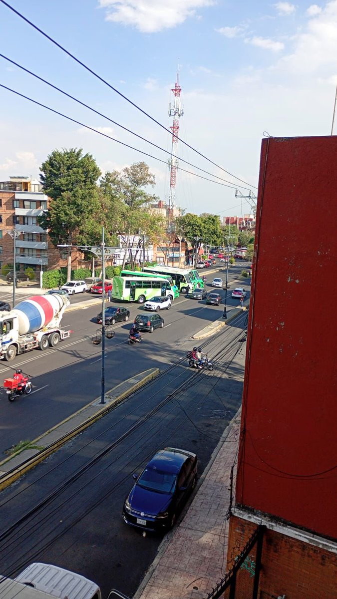 civismo3's tweet photo. @UCS_GCDMX camiones obstruyendo la avenida.santa lucia , colinas del sur https://t.co/Lvel04DaWn