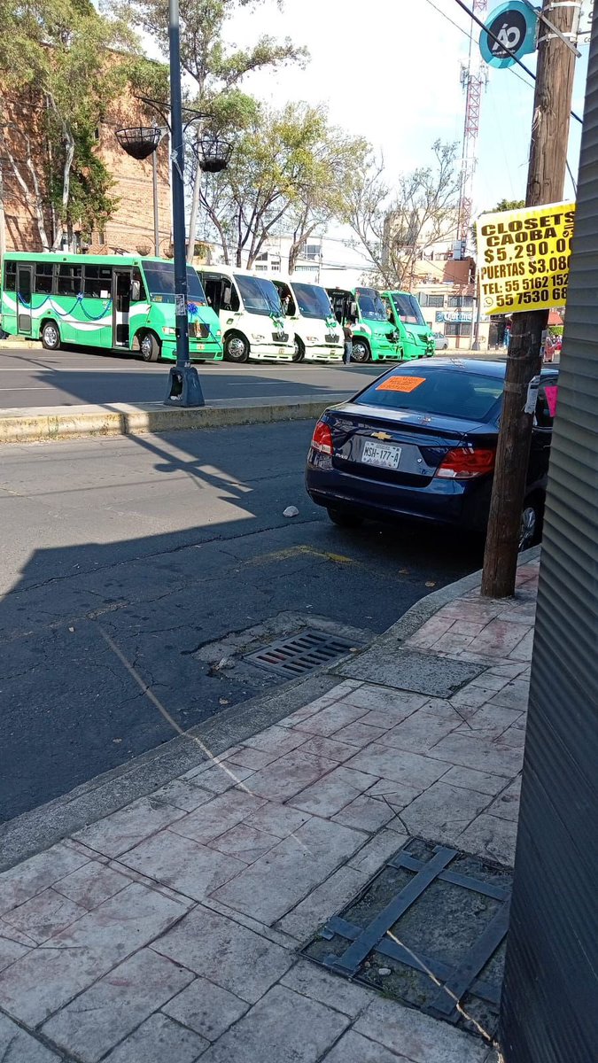 civismo3's tweet photo. @UCS_GCDMX camiones obstruyendo la avenida.santa lucia , colinas del sur https://t.co/Lvel04DaWn