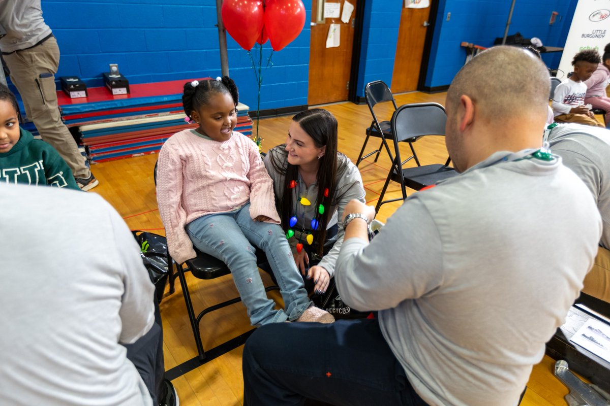 Genesco_Inc's tweet photo. ‘Tis the season for giving! ✨Another incredible Cold Feet, Warm Shoes event in the books. For our 36th year, nearly 150 Genesco volunteers helped more than 300 students at @ParkAveElemMnps step into the holiday break with brand-new shoes.
#Genescocares #Coldfeetwarmshoes https://t.co/FAX1GQ9Uvx