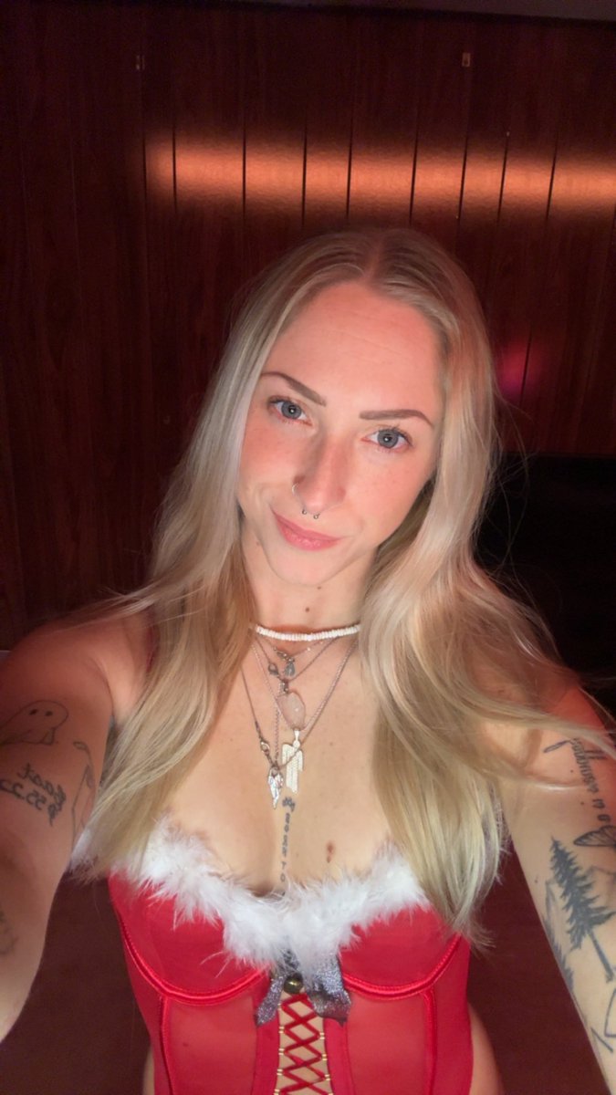 what if i was under your tree this year?🎁 onlyfans.com/2148840824/jes…