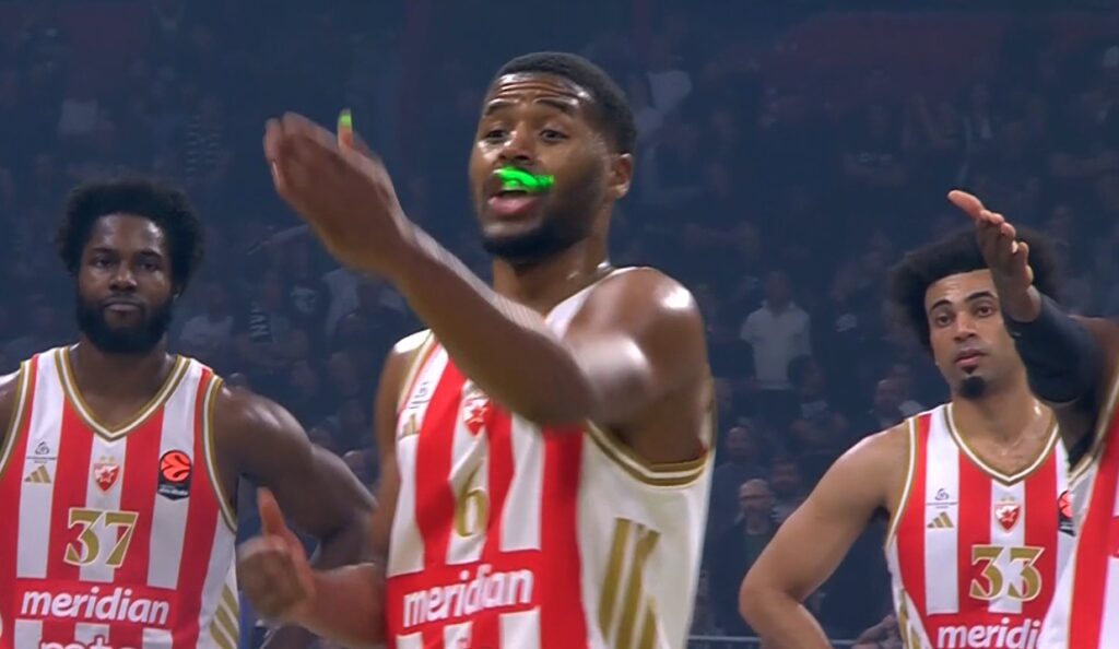 sportklub's tweet photo. Na laser s tribina, Batler je odgovorio laserski preciznim šutevima na terenu
Pogledajte: https://t.co/gbDt4vKDd3
#kkcz #zvezda #partizan #kkp #grobari #butler #batler #euroleague https://t.co/6vjGvCxI9f