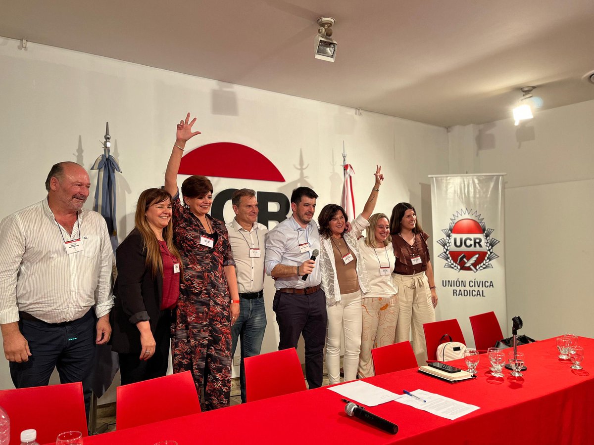 Felicitamos a la nueva Mesa de Conducción de la UCR Nacional, y en especial a su presidente <a href="/leonelchiarella/">Leonel Chiarella</a> y a su secretaria general <a href="/pierafernandez/">Piera</a> 

Jóvenes que le darán nuevos vientos y energía al partido en esta nueva etapa. 🇵🇱

#UCR #NuevosVientos #MismasBanderas