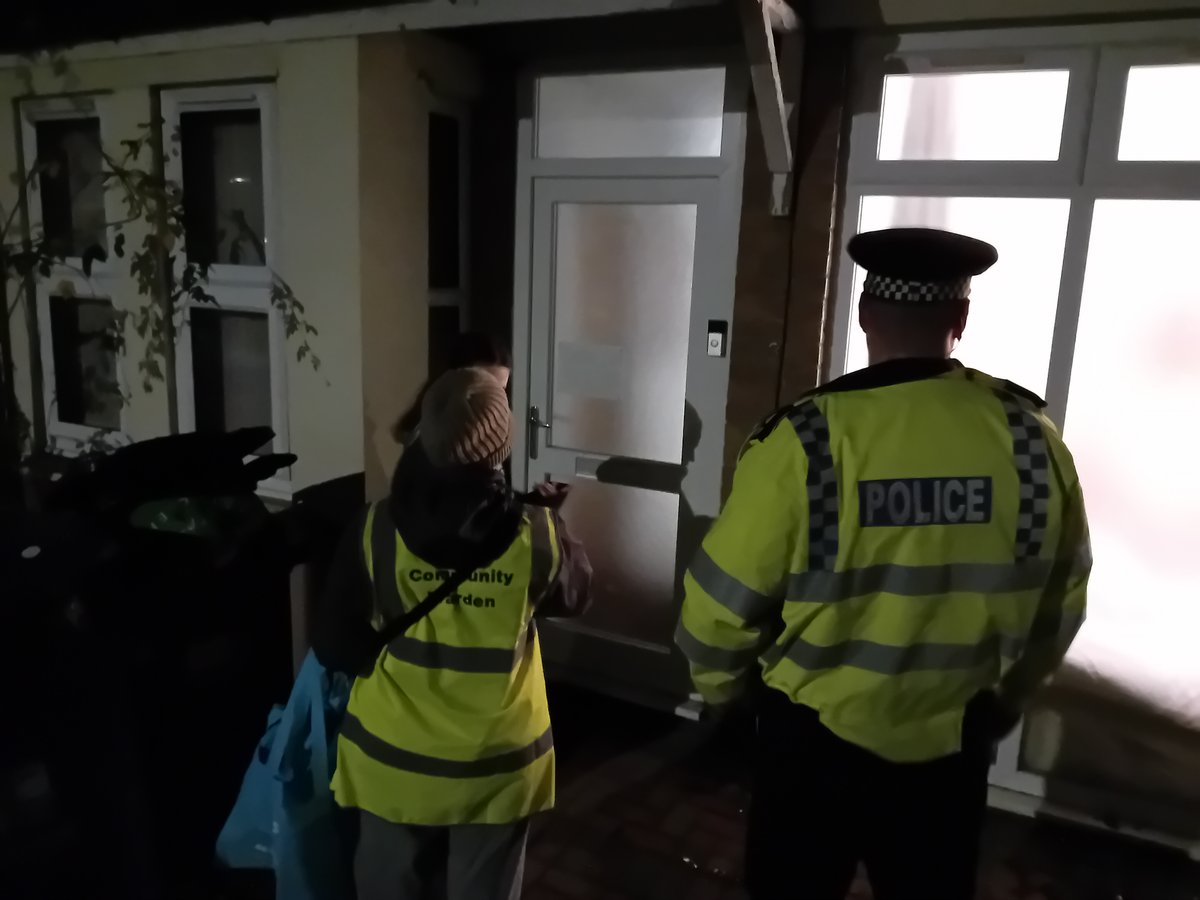 🎄 Going Home for the Holidays – Safety Campaign 🎄

Our Security Team, in partnership with Cowley NHPT and the Brookes Community Wardens, has been out across East Oxford visiting student properties and speaking with students living in private accommodation.