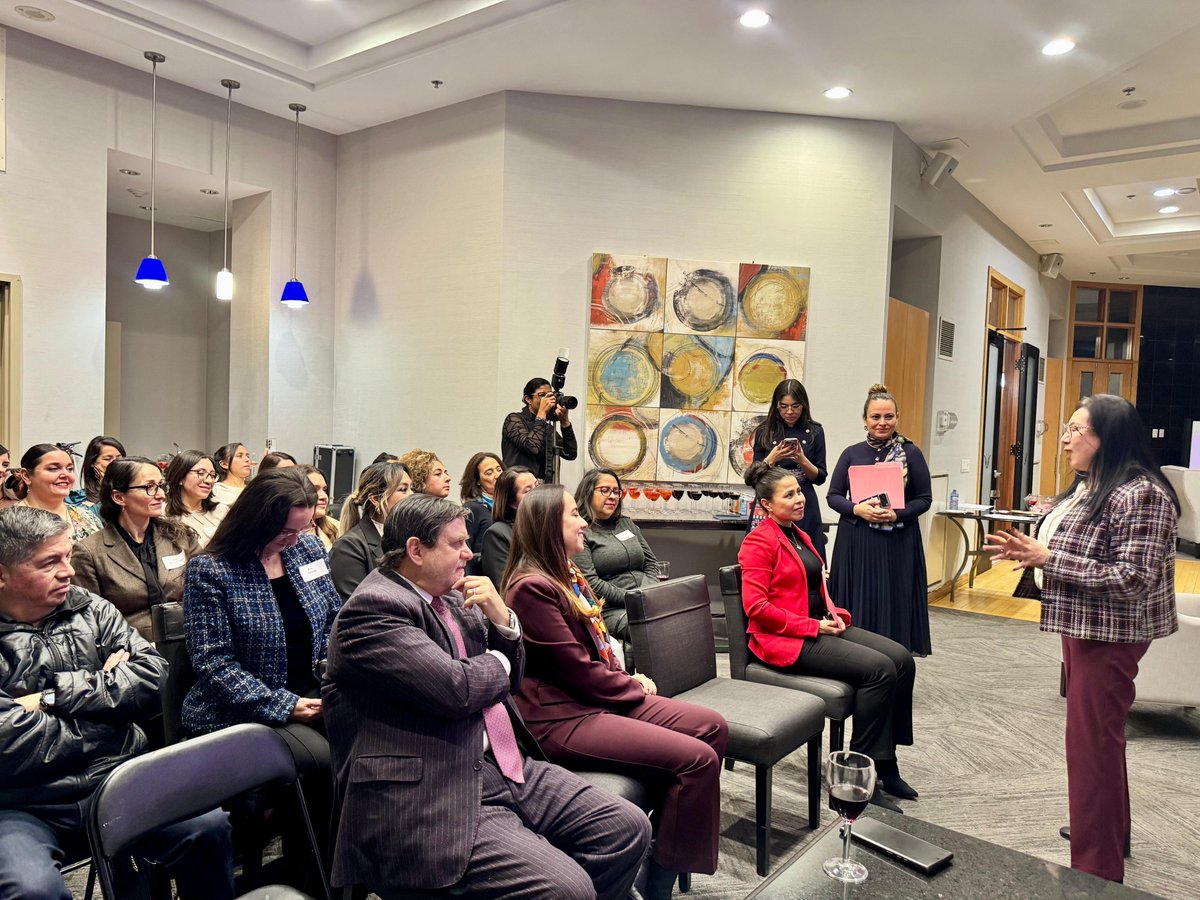 El martes se efectuó la emotiva clausura de la primera generación de profesionistas 🇲🇽 de #MexicanaBusinessAlliance. Las graduadas estuvieron acompañadas por sus mentoras quienes apoyaron el perfeccionamiento de sus competencias y de sus habilidades de liderazgo 🇨🇦  ¡Enhorabuena!