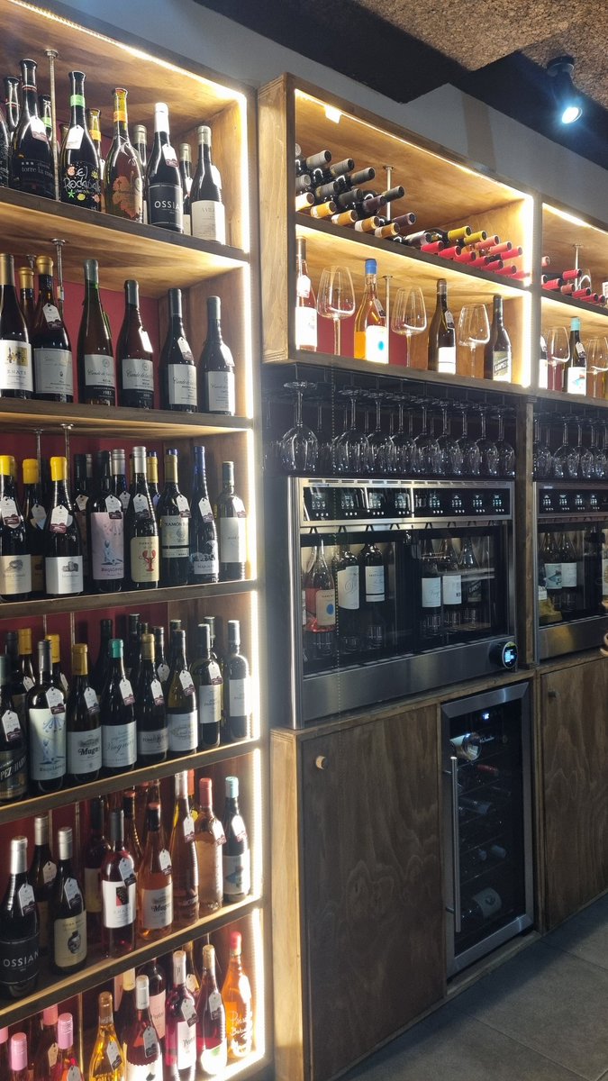 Exploring vinoteca #vinumplay...en el antiguo local de Gofio, cosas modernas😍