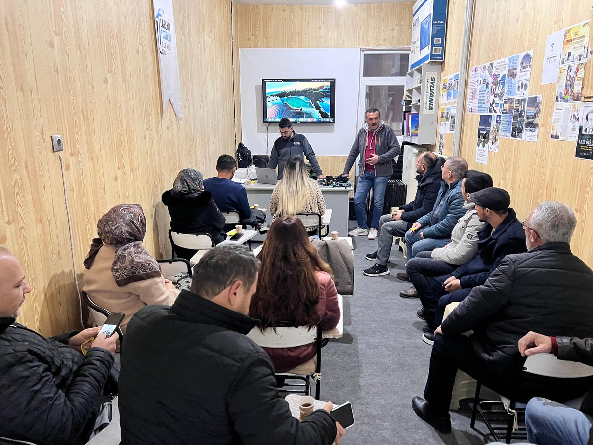 Yine güzel ve keyifli bir programla bir aradaydık. Karaman'da drone kullanımı ile ilgili önde gelen isimlerden İsmail Tek konuğumuzdu. Kendisine katkılarından dolayı teşekkür ediyoruz.

#Karaman #larendefotografdernegi #larendefotoğraf #fotoğrafsunumu