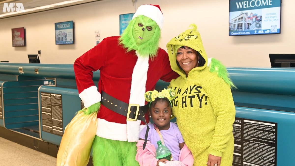 iflymia's tweet photo. He may be known for stealing Christmas, but today heβs stealing hearts at MIA. He came for the presents but stayed for the Cafecito. During his layover, he caused mischief and spread holiday cheer all at once! ππ #OnlyatMIA #MIAHolidays https://t.co/hOLSmOmiWE