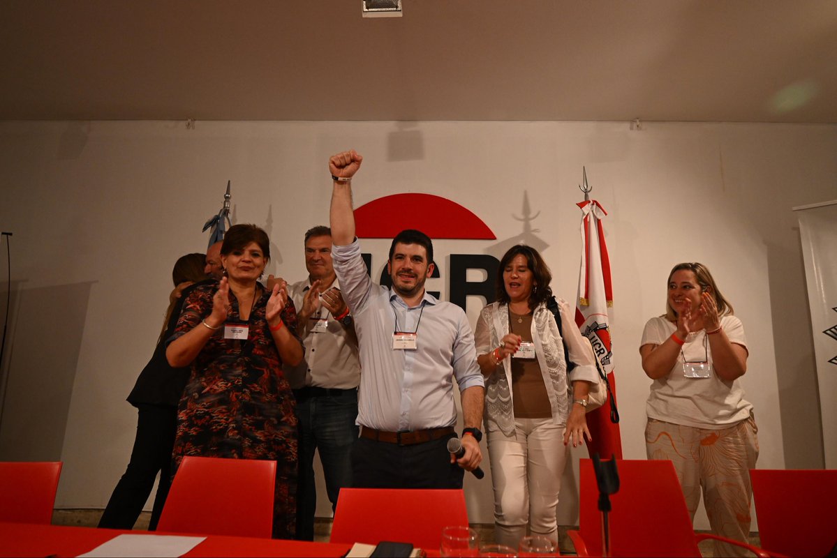 La <a href="/UCRNacional/">Unión Cívica Radical</a> eligió a <a href="/leonelchiarella/">Leonel Chiarella</a> como presidente.
Gracias a @gugalusto por su compromiso y su tarea al frente del Comité.
Se abre una nueva etapa: radicalismo unido, con mística militante y vocación de poder para volver a ser alternativa para la Argentina.