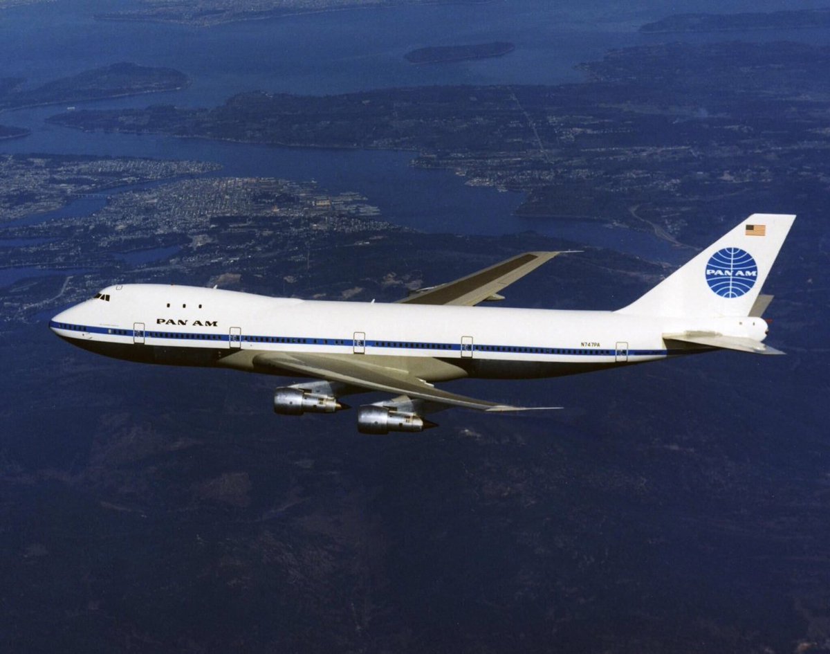 ManixKen's tweet photo. Enfant, je tenais une liste de compagnies aériennes avec lesquelles je rêvais de voyager.
Pour certaines, le rêve a fini par se réaliser.
Mais pas pour la Pan Am.

À chaque voyage, j’espérais secrètement voir son nom inscrit sur le billet.
Ce vœu revenait, intact, obstiné, presque rituel.

Il ne s’est pourtant jamais accompli.
La vénérable compagnie américaine s’est effacée,
disparaissant du ciel avant que je n’aie eu le temps de l’atteindre.

Ainsi vont certains rêves :
ils ne meurent pas par désillusion,
mais parce que le monde qui devait les porter cesse d’exister.