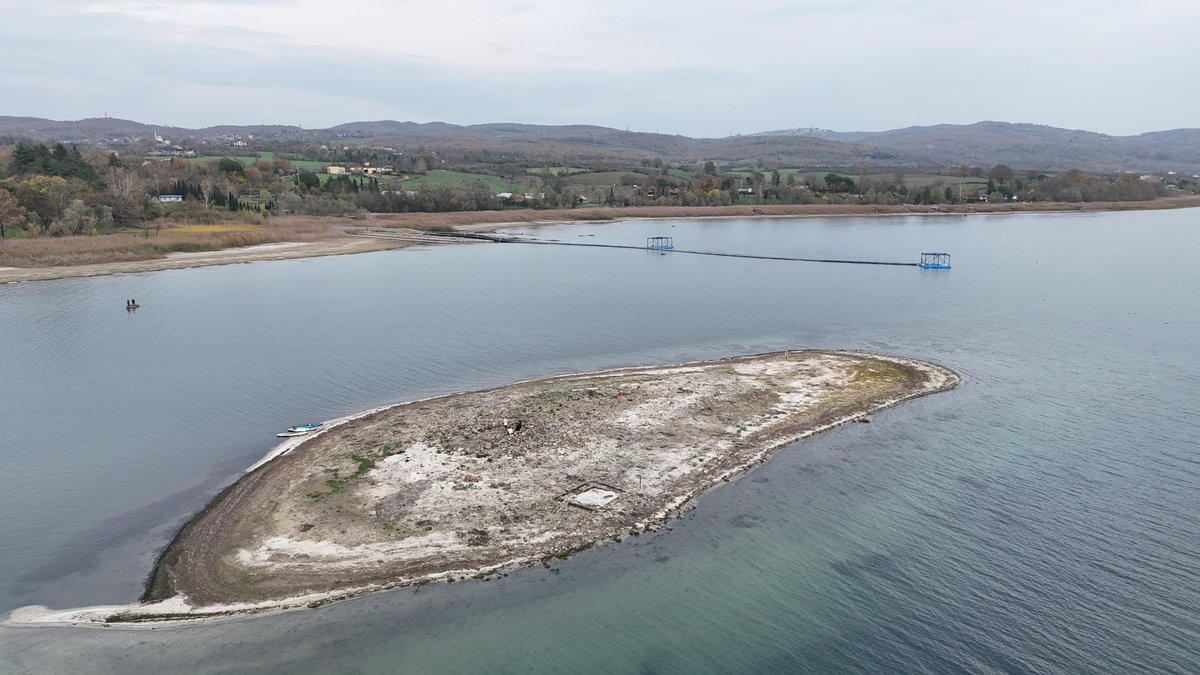 Levent_CALLI's tweet photo. Sapanca Gölü’nde sular 30 m çekilince Sekapark açıklarında tarihi bir taş yapı ortaya çıktı. 4 ile 6. yy Geç Antik Çağ’a ait olabilir ve bir kilise yapısı olma ihtimali var. 496 fotoğraflık görselleştirme ile belgeledik: https://t.co/oVLVywdo28 
#iznik #kilise #bazilika #sakarya https://t.co/LNZ4brSxUV
