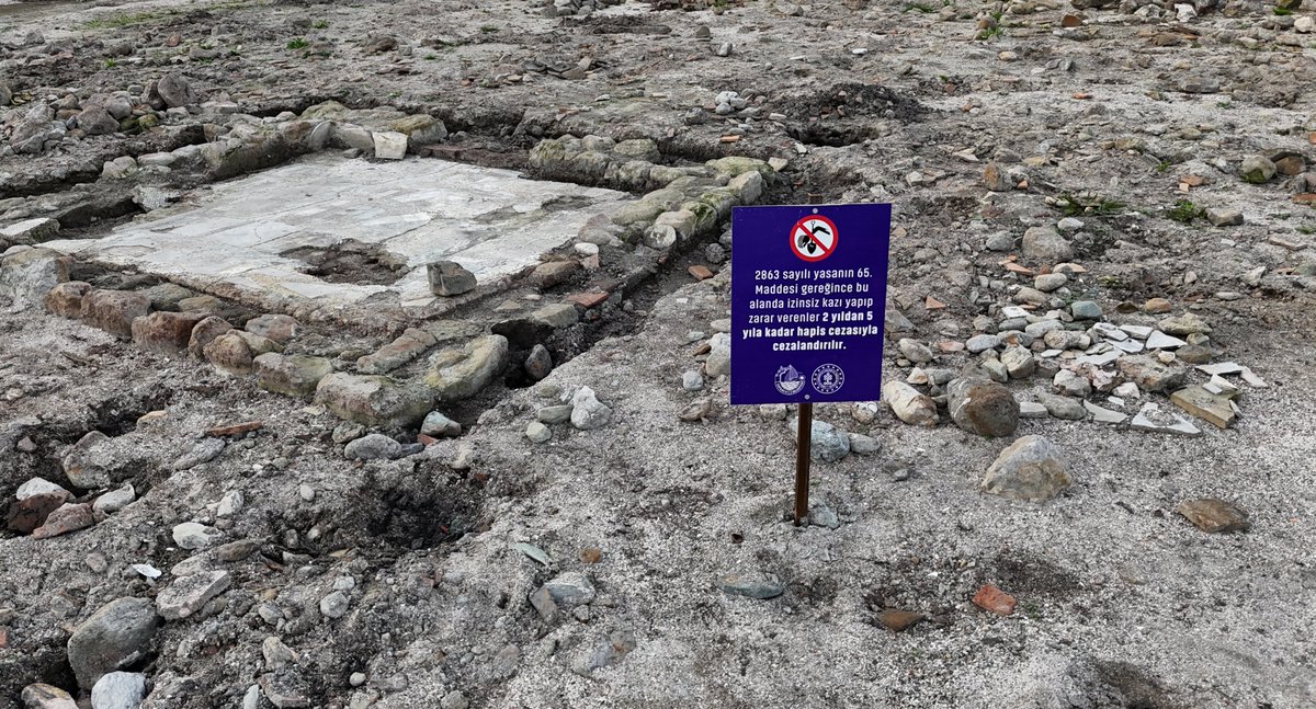 Levent_CALLI's tweet photo. Sapanca Gölü’nde sular 30 m çekilince Sekapark açıklarında tarihi bir taş yapı ortaya çıktı. 4 ile 6. yy Geç Antik Çağ’a ait olabilir ve bir kilise yapısı olma ihtimali var. 496 fotoğraflık görselleştirme ile belgeledik: https://t.co/oVLVywdo28 
#iznik #kilise #bazilika #sakarya https://t.co/LNZ4brSxUV