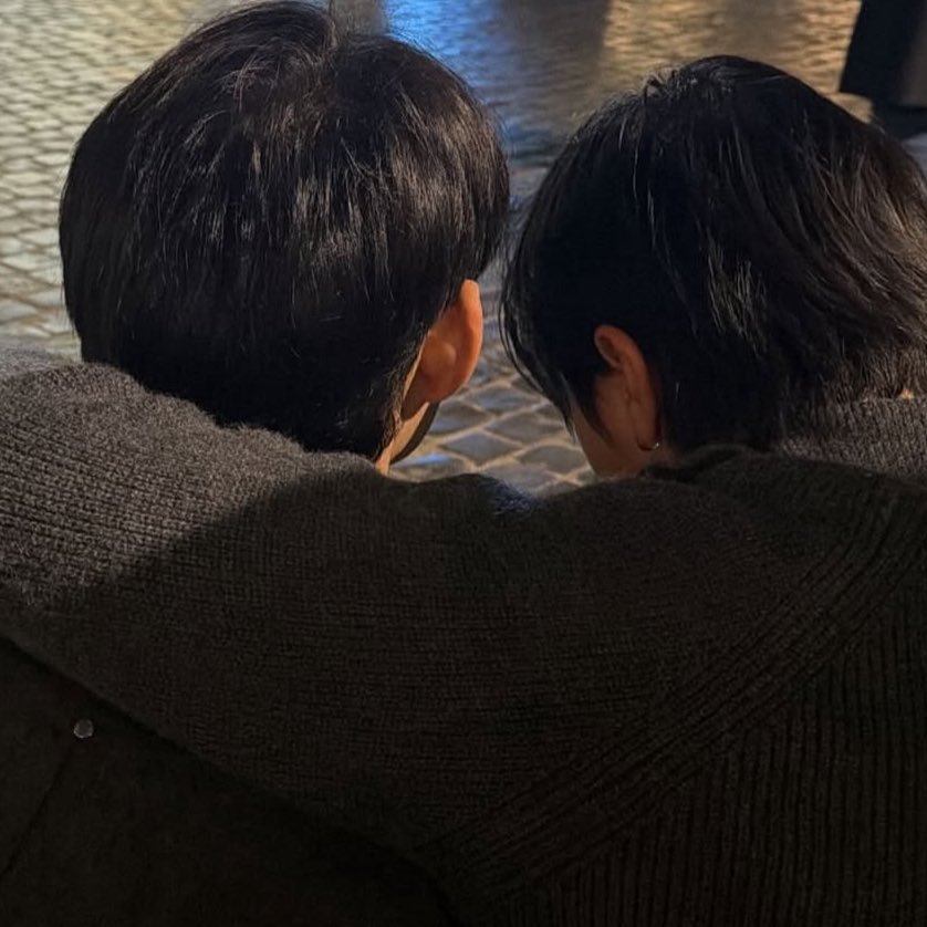 WILLIAMEST?!!!! LOVERS IN ROME 😭 JUST WILLIAM PUT HIS ARM AROUND EST 😭😭😭😭 IM CRYING

honeymoon or what..?!
#WilliamEst